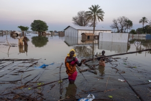 These photos illustrate the impact of the worst flooding in 60-years in Bentiu and the larger Unity State, that since February has washed away harvests, cattle and left villages under water. In the images, Jiya and her daughter Dipika(7), suffer from early symptoms of fluorosis. With the installation of a solar De-flouridation unit (DFU) plant by Public Health Engineering Dept, Government of Rajasthan, on the outskirts of their village (add name of village), they now have a sustained access to safe water. The convergent approch of Integrated Flourorsis Mitigation (IFM), was demonstrated by UNICEF in areas having more than permissible flouride content of 1.5mg per litre in drinking water. IFM primarily focuses on providing safe water supply through such DFU units, providing calcium rich and vitamin c rich food supplementation through anganwadi centers, promoting kitchen garden with market friendly vitamin c rich fruits and crops through horticultural and agricultural departments. This approach has been mainstreamed and is now now scaled up state wide, by Department of Health, Government of Rajsthan, through National Program for Prevention and Control of Flourorsis (NPPCF) of Ministry of Health, Government of India. Location : Sagwada, Rajasthan.